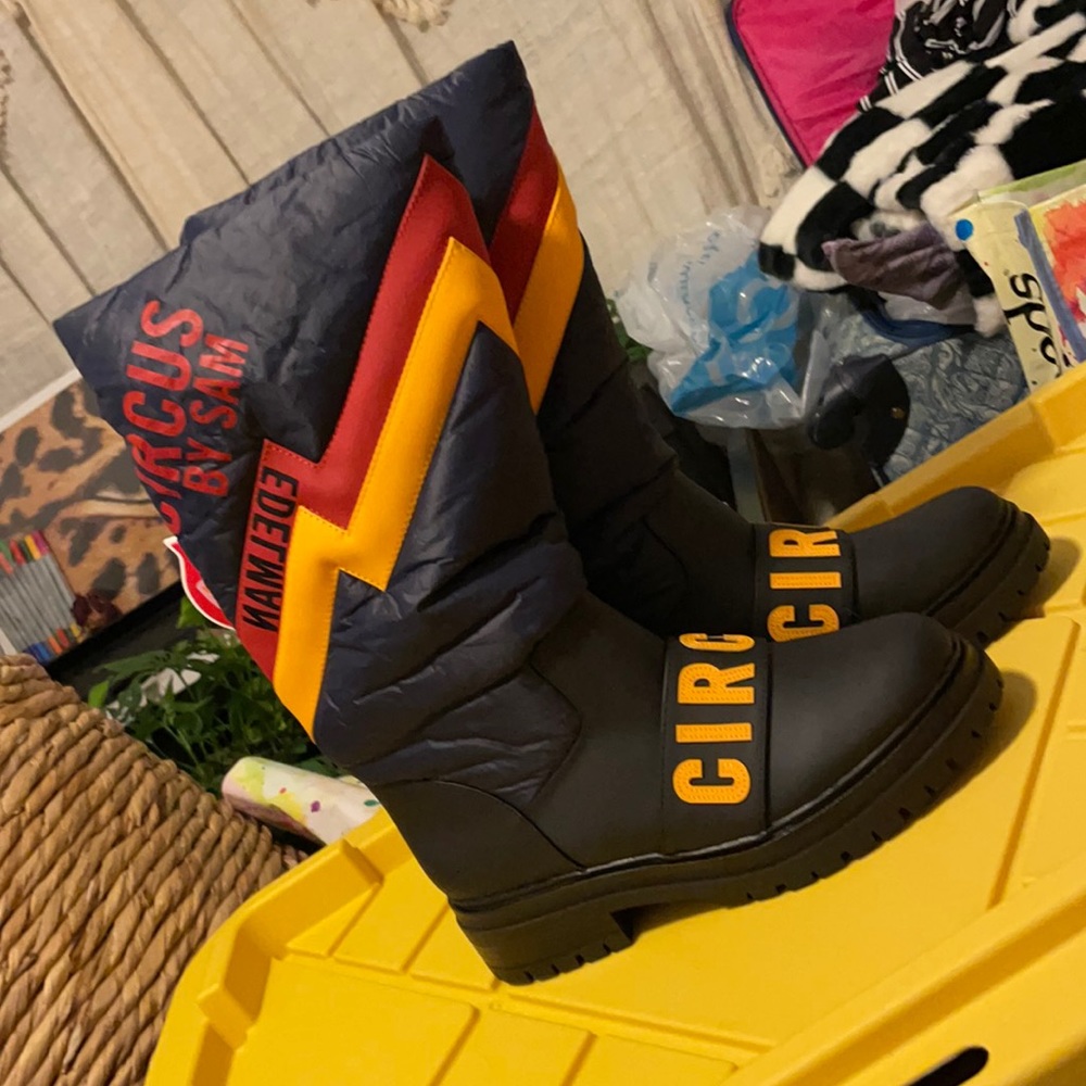 Brand new snow boots